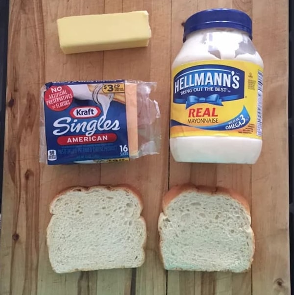 15. При приготовлении тостов с сыром используйте майонез вместо сливочного масла. Так сэндвичи получатся золотистыми и с хрустящей корочкой 🥪