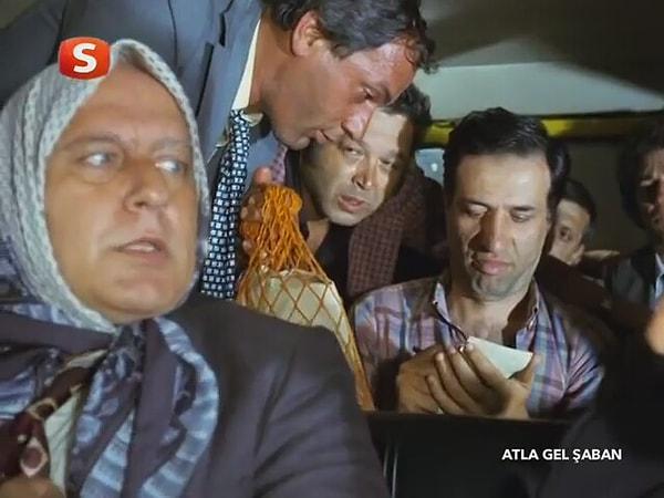 12. Kemal Sunal'ın "Şiki Şiki Baba"lı, ağzına kadar dolmuş minibüslü filmi "Atla Gel Şaban"da Şaban diye birisi yok; Kemal Sunal'ın adı Niyazi.