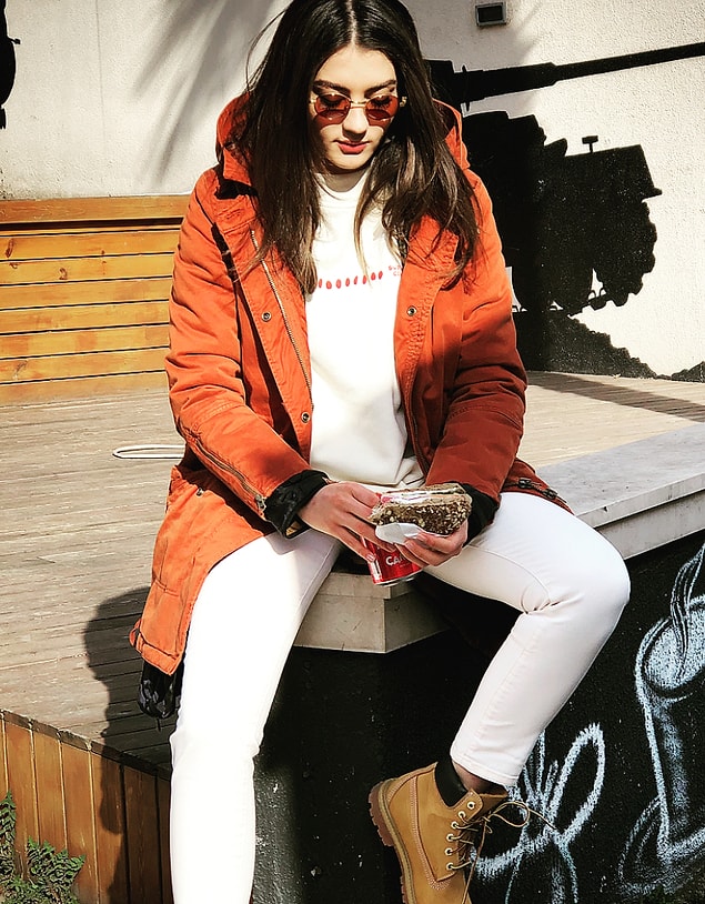 17. Burcu Özberk'in spor tarzı oldukça güzel görünmüyor mu? Özellikle gözlüklerinin ve montunun uyumuna bayıldık!