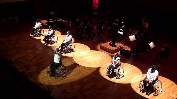 İzmir Büyük Şehir Belediyesi, 2013’te Engelsiz İzmir Kongresi için bir kerelik engelli bireylerden dans gösterisi istedi. WCDP, bu sayede kuruldu.
