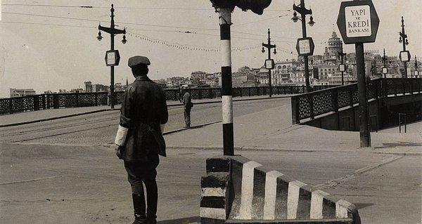 1972: İstanbul Sıkıyönetim Komutanlığı sokağa çıkma yasağı ilan etti.