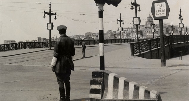 1972: İstanbul Sıkıyönetim Komutanlığı sokağa çıkma yasağı ilan etti.