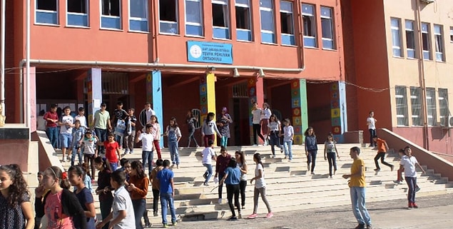 2016: Diyarbakır Bağlar'daki Çelebi Eser Ortaokulu'nun bahçesine el yapımı parça tesirli bomba atıldı.