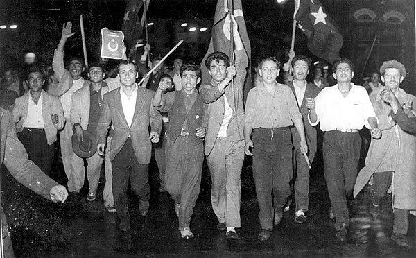 1958: Kıbrıs'ta Türkler'in düzenlediği miting sırasında İngiliz askerlerinin ateş açması ve bir kamyonun kasten halkın üzerine sürülmesi sonucu 8 kişi öldü.