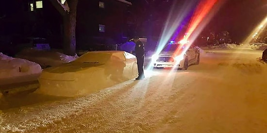 Лучший розыгрыш этой зимы: полицейские выписали штраф автомобилю из снега!