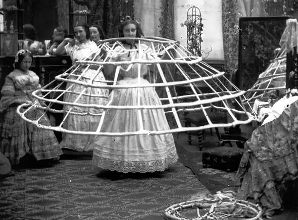 4. Юбки-обручи приводили к несчастным случаям.