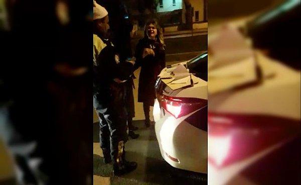 Trafik polisleri tarafından otomobilinden indirilen sürücü, alkol testi yapmak isteyen ekiplerle tartışmaya başladı.