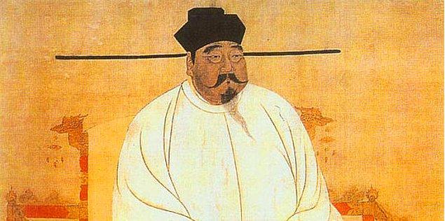 Biraz ilerleyelim. 14 yüzyılın sonlarına doğru Çin İmparatoru, taharet için kullanmak üzre aşağı yukarı 90x60 ebatlarında kağıtlar üretilmesine hükmetti.