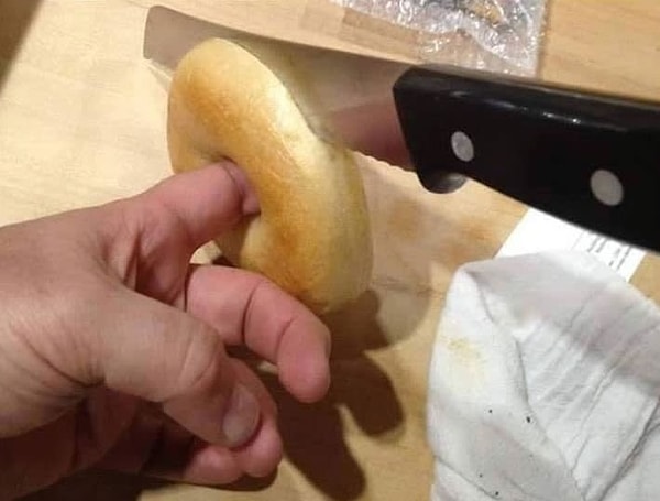 1. Не знаете, как разрезать пончик вдоль на весу? Нет проблем! Пожертвуйте своим указательным пальцем 👆