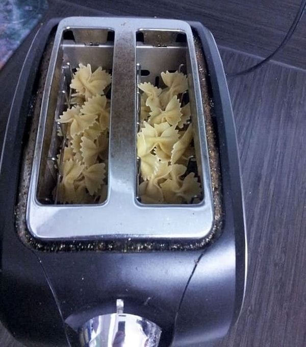 2. Хотите приготовить пасту в мгновение ока? Проявите креативность и используйте этот тостер! 🚀