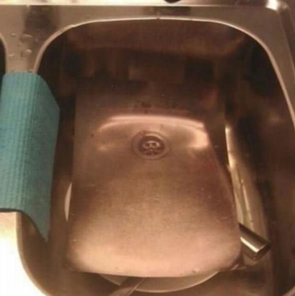 16. Не можете больше смотреть на гору немытой посуды в раковине? Просто накройте ее картинкой пустой и чистой раковины! Все гениальное - просто! 👌