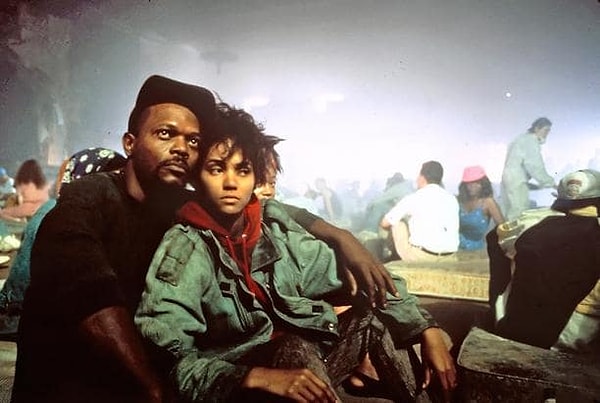 1. Хэлли Берри "Тропическая лихорадка"