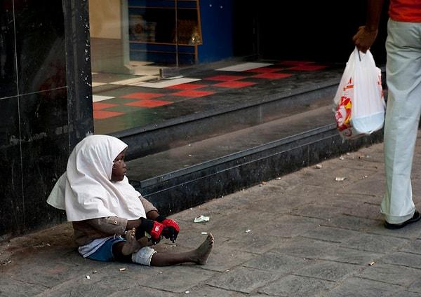 "Cidde sokaklarında dilenen Somalili bir kız"