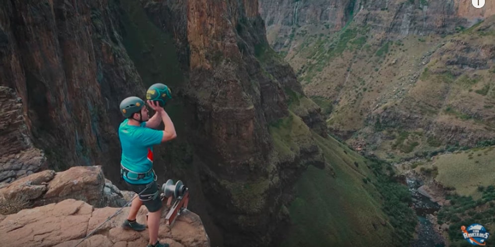 Новый мировой рекорд Гиннесса: парень забросил мяч в баскетбольную корзину с высоты 200 метров