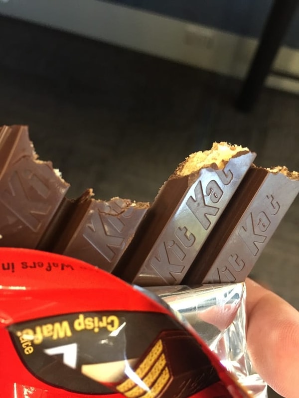 4. Это чудище сейчас наверняка прячется под вашей кроватью, доедая KitKat вот так: