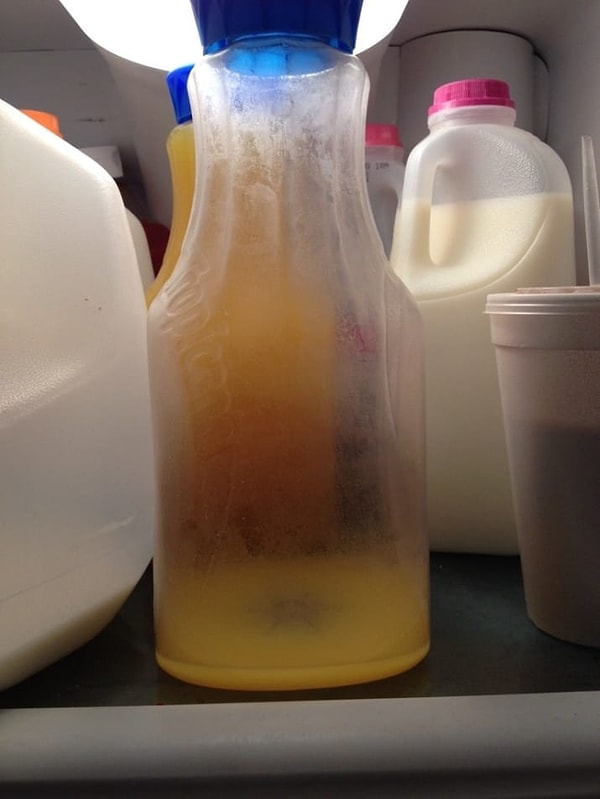 8. Поставить в холодильник практически пустую бутылку. Гениально. Это чтобы ее не выбрасывать?