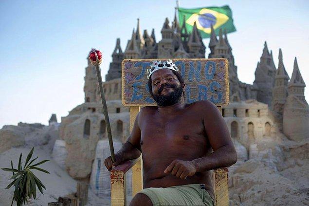 44 yaşındaki 'kum kralı' Barmy Marcio Mizael Matolias, 22 yıldır Barra da Tijuca sahilindeki büyüleyici kalesinde yaşıyor.