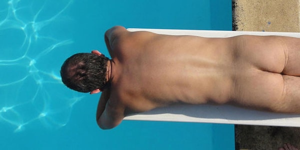 По вечерам местный фитнес-клуб открывает свои двери для нудистов. Как видите, они плавают в бассейне.