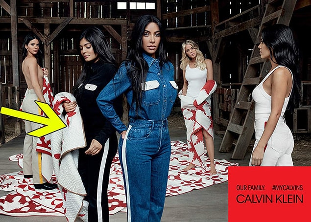 Kylie'nin göbeği battaniyeler, yorganlar ve yastıklar ya da Khloe Kardashian kullanılarak saklanmış.