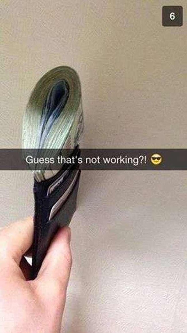 1. Бумажник не закрывается (и из-за этого задний карман джинсов странно топорщится)