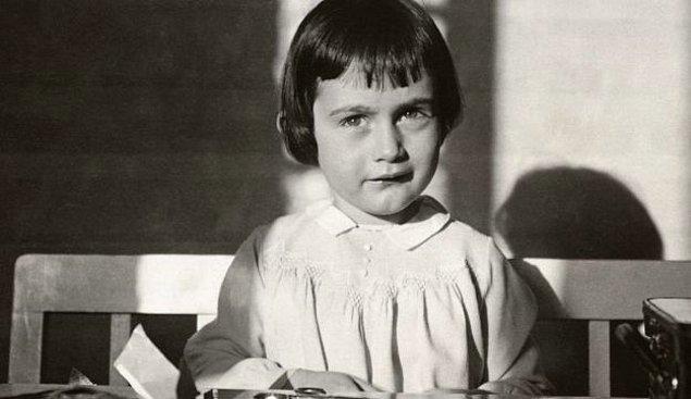 O günleri ailesiyle birlikte derinden yaşayan ve yaşadıklarını günlüğüne yazan Anne Frank, 12 Haziran 1929’da Frankfurt’ta dünyaya geldi.
