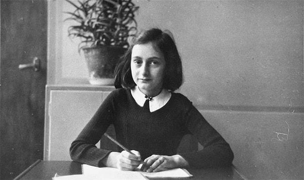Anne Frank ailesiyle birlikte 1933 yılında Amsterdam’a taşındı ancak Adolf Hitler’in Hollanda’ya girmesiyle yine kısıtlamalarla karşılaştı.