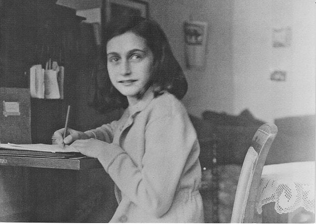 Ve kimliği hala bilinmeyen biri tarafından 4 Ağustos 1944’te ihbar edildi, saklandığı yer gestapolar tarafından basıldı.
