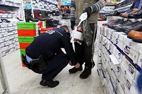 Soğuk Havada Terlikle Dolaşan Çocuğa Ayakkabı Alan Polisten İnsanın İçini Isıtan Hareket