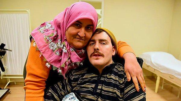 Yaklaşık 40 kilogram olan gencin yanından hiç ayrılmayan Kabadayı, yaşam mücadelesini kazanan kimsesiz gencin 'koruyucu ailesi' oldu.