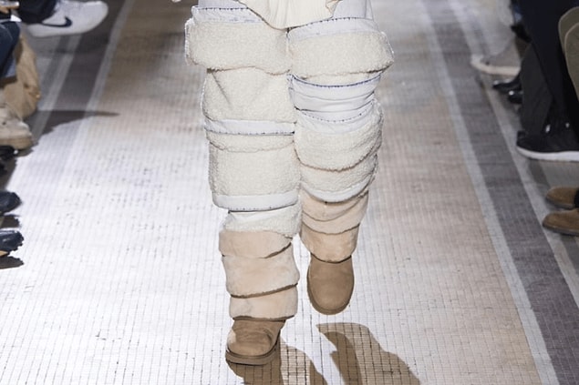 Paris'te görücüye çıkan bu bot çizme arası modeli protesto etmek isteyen Ugg sevdalıları, Ugg botlarını ve geyikli taylarını ateşe verdi.