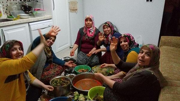 Hatay’ın Hassa ilçesi Akbez Mahallesi’ndeki kadınlar, askerlere gönderilmek üzere yaprak sarması hazırladı.