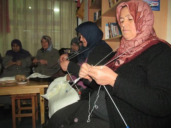 Tokat'ın Turhal ilçesinde bir grup kadın da, Suriye'nin Afrin bölgesinde başlatılan Zeytin Dalı Harekatı'na katılan Mehmetçikler için "içlik" örüyor.