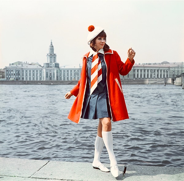 8. Тренч на молнии и платье с ярким галстуком (1968)