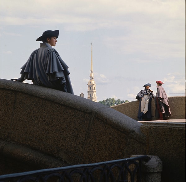 12. Ленинградский дом моделей одежды демонстрирует ретро-одежду возле здания Главного Адмиралтейства (1984)