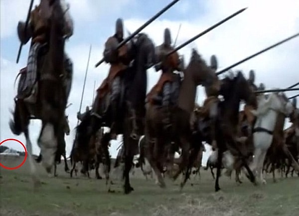 8. В "Храброе сердце" на поле боя вообще можно разглядеть автомобиль. А шотландцы 13-го века, оказывается, были ребята не промах и умудрялись путешествовать во времени ;)