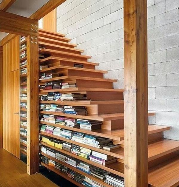 4. Aynı anda hem modern bir hava katan, hem de kitaplık görevi gören merdivenler