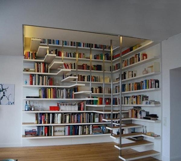 19. Merdiven şeklinde bir kitaplık daha