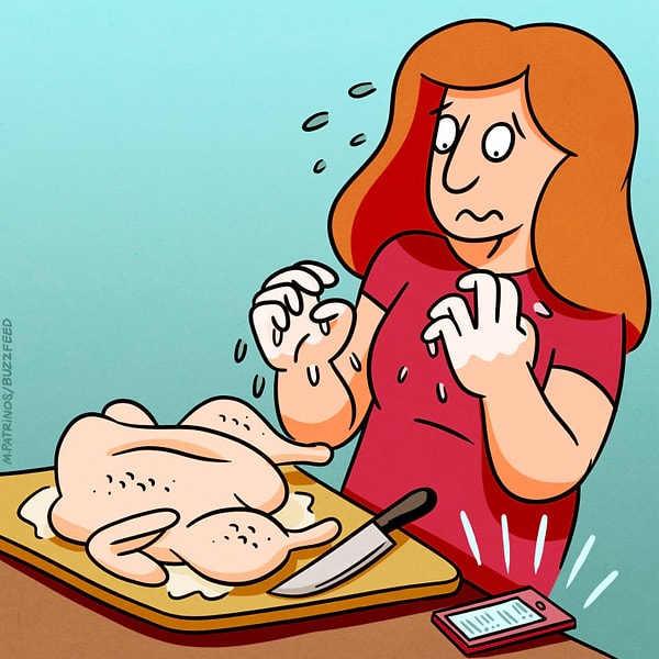 6. Открываешь рецепт на телефоне, но потом замечаешь, что руки мокрые и грязные от курицы, так что это создает больше проблем, чем удобств