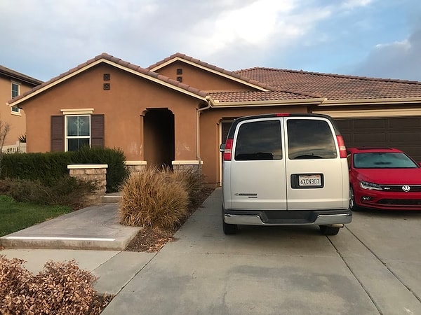 1. В одно тихое воскресное утро, еще до рассвета, 17-летняя девушка вылезла из окна своего дома и набралась храбрости сделать то, что изменит ее жизнь навсегда.