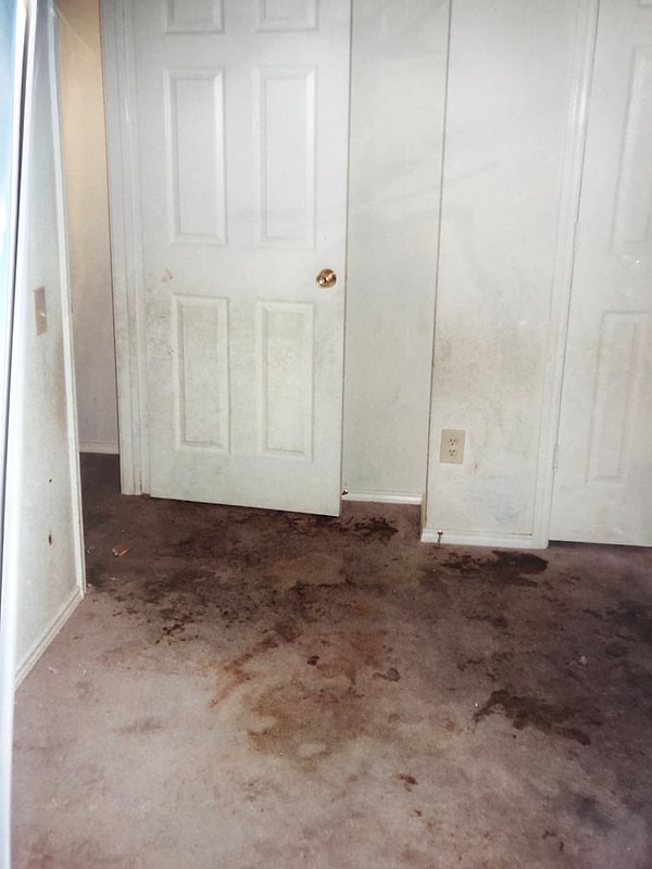 6. Их так долго морили голодом, что даже взрослые выглядели совсем детьми, а в самом доме стоял ужасный запах и был полный бардак.