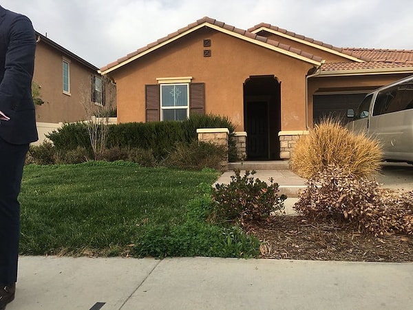 2. В руках она держала мобильный телефон, в котором даже не было симки, но все же ей удалось дозвониться до 911 и описать, в каких ужасных условиях она находится.