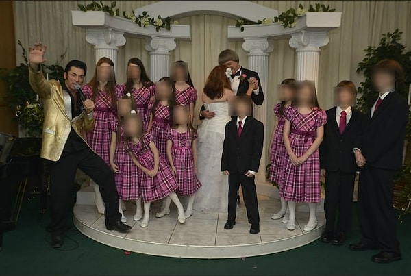 10. Правда один из соседей рассказал, что видел, как дети передвигались в колонне по одному из комнаты в комнату, а выходили из дома только глубоким вечером.