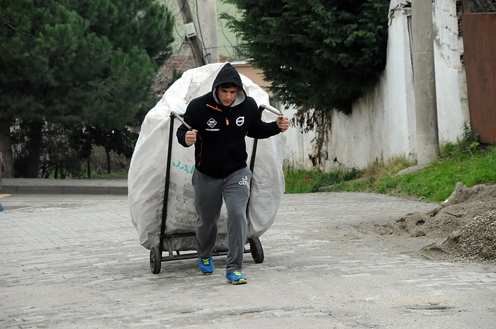 Hikâyesi BBC'ye Konu Olmuştu: Dünya Şampiyonu Kadir Dalkıran Geçimini Hâlâ Kağıt Toplayarak Sürdürüyor