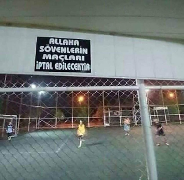 Bir maç için bu kadar günaha girmeyi göze alamayan bir halı saha işletmecisi...