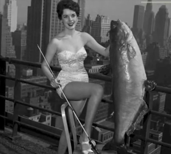 16. Национальная королева сомов 1954 г. (конкурсанткам надо было поймать рыбу)