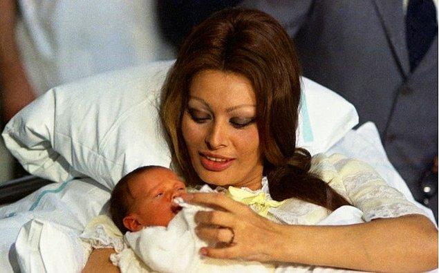 25. Sophia Loren & yeni doğan oğlu Carlo Ponti Jr., 4 Ocak 1969