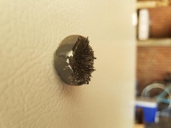 7. "Garajımda bulunan buzdolabının üzerindeki magnet bunca zamandır havadaki demiri topluyormuş." 😱