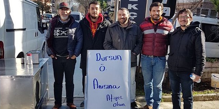 Dursun Özbek'in Başkanlığı Kaybetmesinin Ardından Lokma Dağıtan Galatasaraylı Taraftarlar