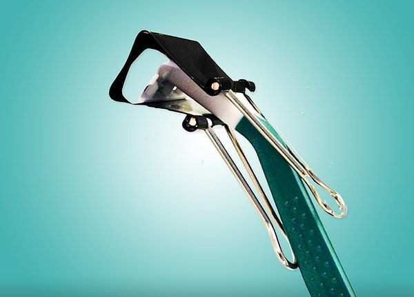 5. Используйте обычную канцелярскую скрепку для защиты бритвы от поломки или случайных порезов в путешествии