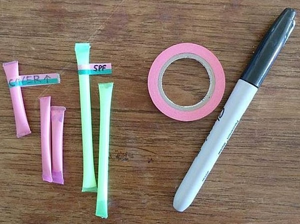 6. Используйте соломинки для питья, чтобы взять с собой только необходимое количество косметических средств
